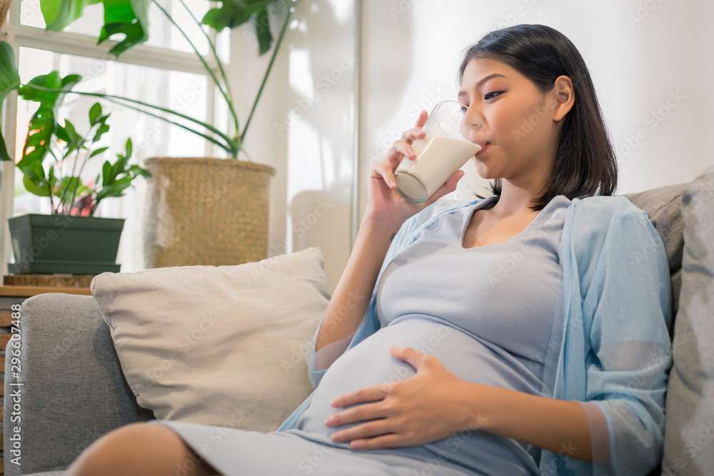 Pregnant women drink milk before sleep
