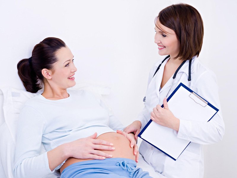 Pregnant women visiting doctor