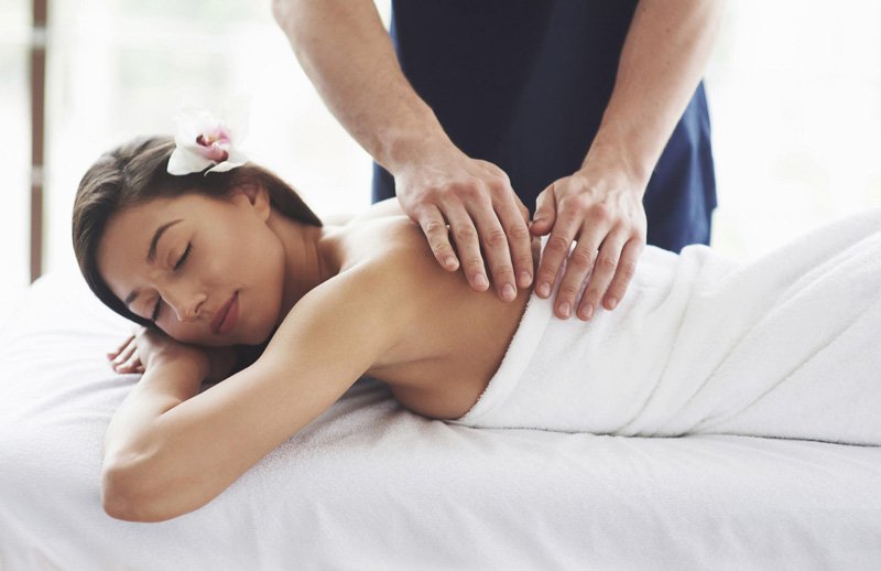 A man giving massage to women