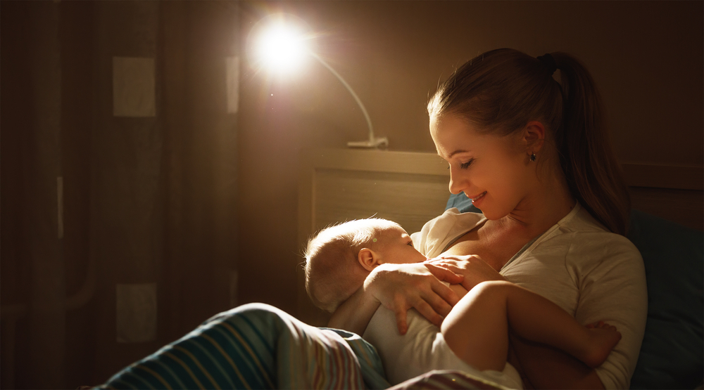 Mother feeding her baby - Mind and Mom