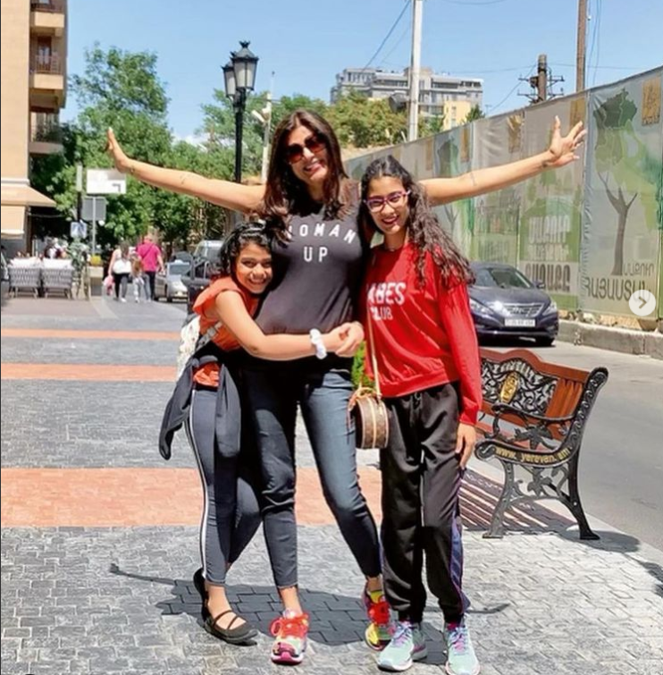 sushmitha sen with her daughters