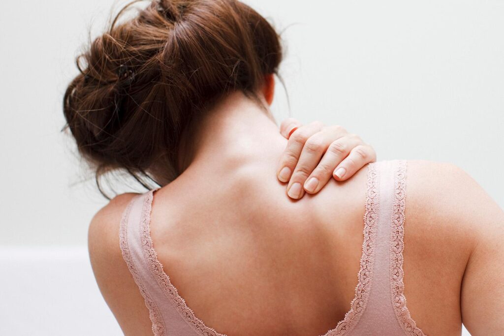 a pregnant woman with shoulder pain